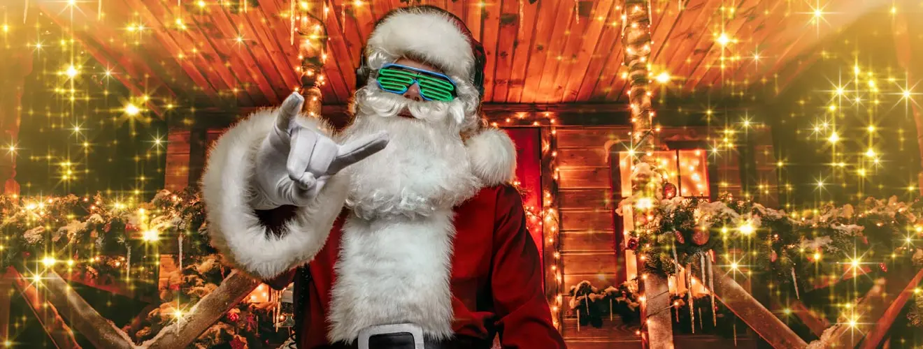 Weihnachtsmann mit Kopfhörern und grüner Partybrille vor festlicher Beleuchtung