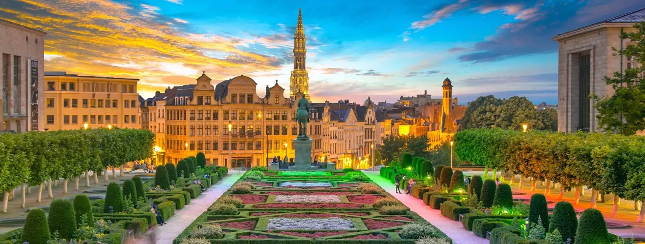 Garten des Mont des Arts in Brüssel mit Blick auf den Rathausturm bei Sonnenuntergang